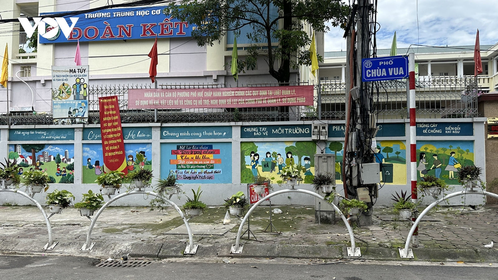 Hàng loạt điểm đen chân rác đường phố Hà Nội bị xóa sổ nhờ cách làm này